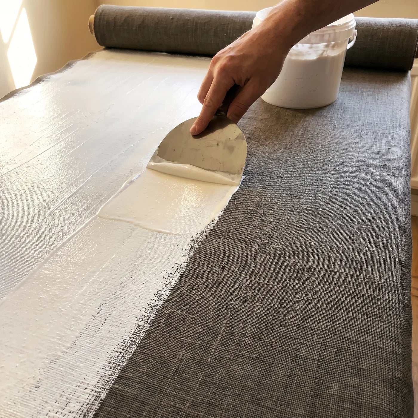 Aplicarea a două straturi de gesso pe pânza de in MUSEAL