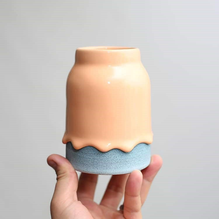 Fă-o singur: Căni ceramice cu glazură curcubeu „vărsată”