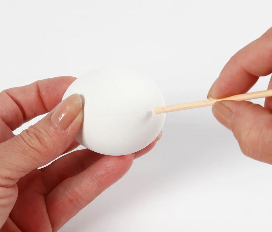DIY: Ouă de Paște decorate cu flori uscate