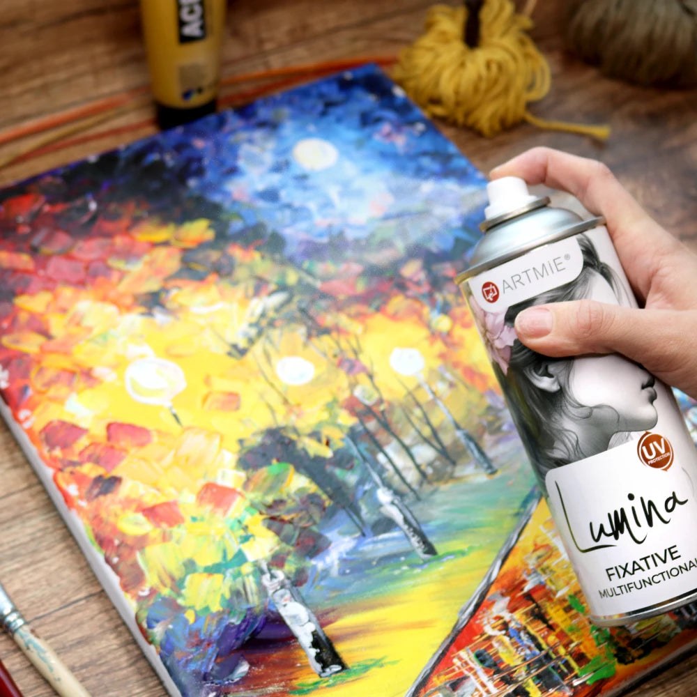 Aplicarea sprayului fixator ARTMIE Lumina pe o pictură acrilică în atelier