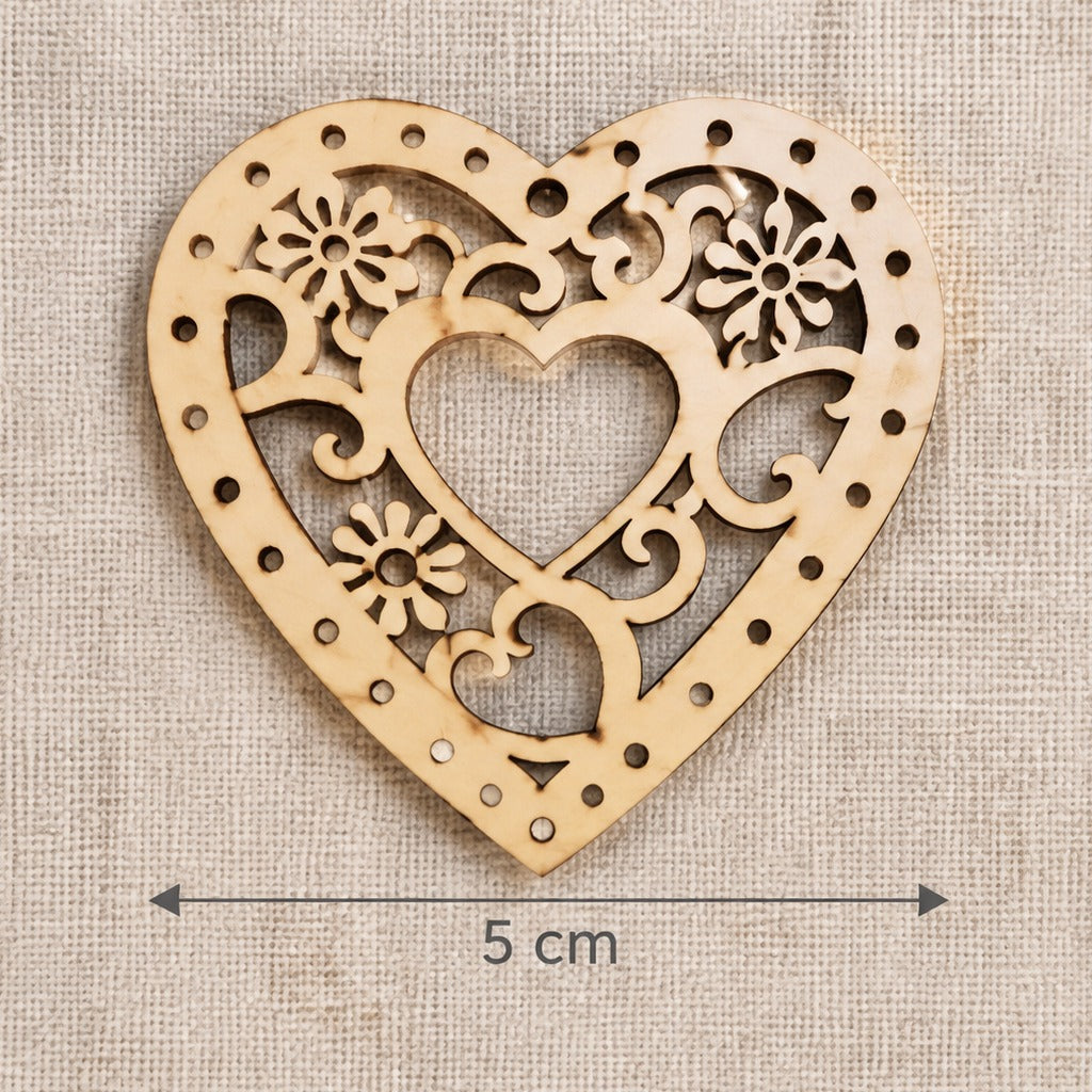 Decupaje din lemn inimioară cu ornament 5 x 5 cm - set 5 buc