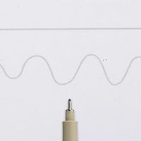 Fineliner tehnic SAKURA Pigma Micron 08 – 0.50 mm, gri deschis