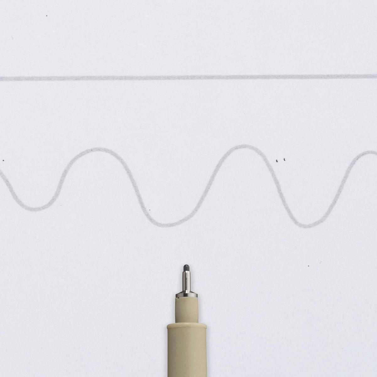 Fineliner tehnic SAKURA Pigma Micron 08 – 0.50 mm, gri deschis