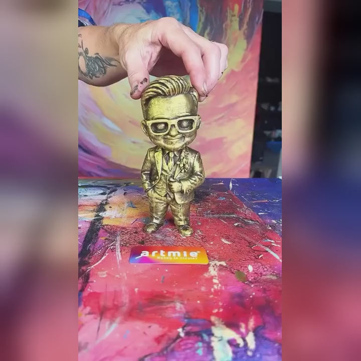 Figurină chibi după fotografie, de pictat – video real: figurina albă imprimată după fotografie și pictarea ei în atelierul ARTMiE.
