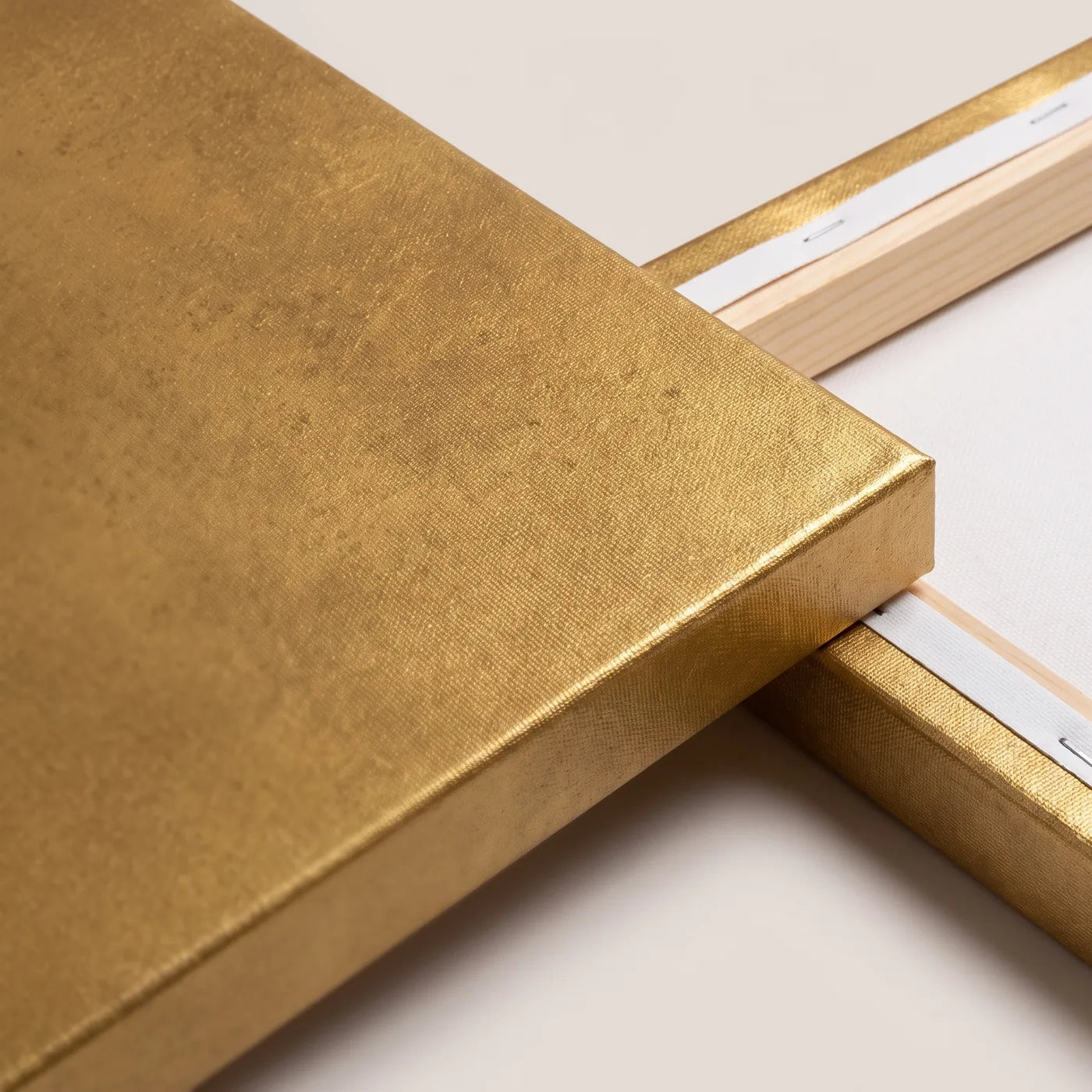 Suprafața aurie metalică a pânzei MIDAS și lateralul înfășurat