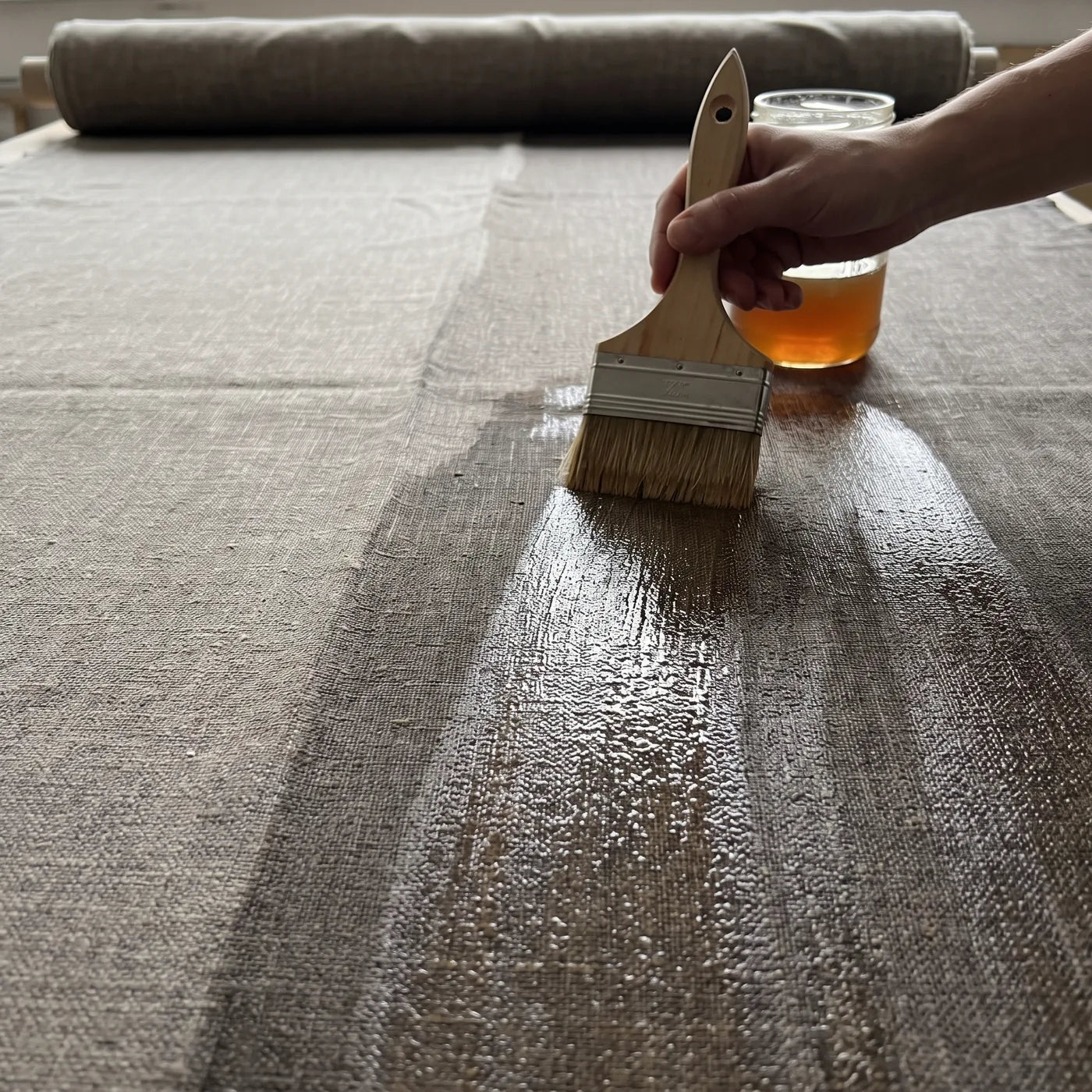 Aplicarea stratului de clei natural pe pânza de in